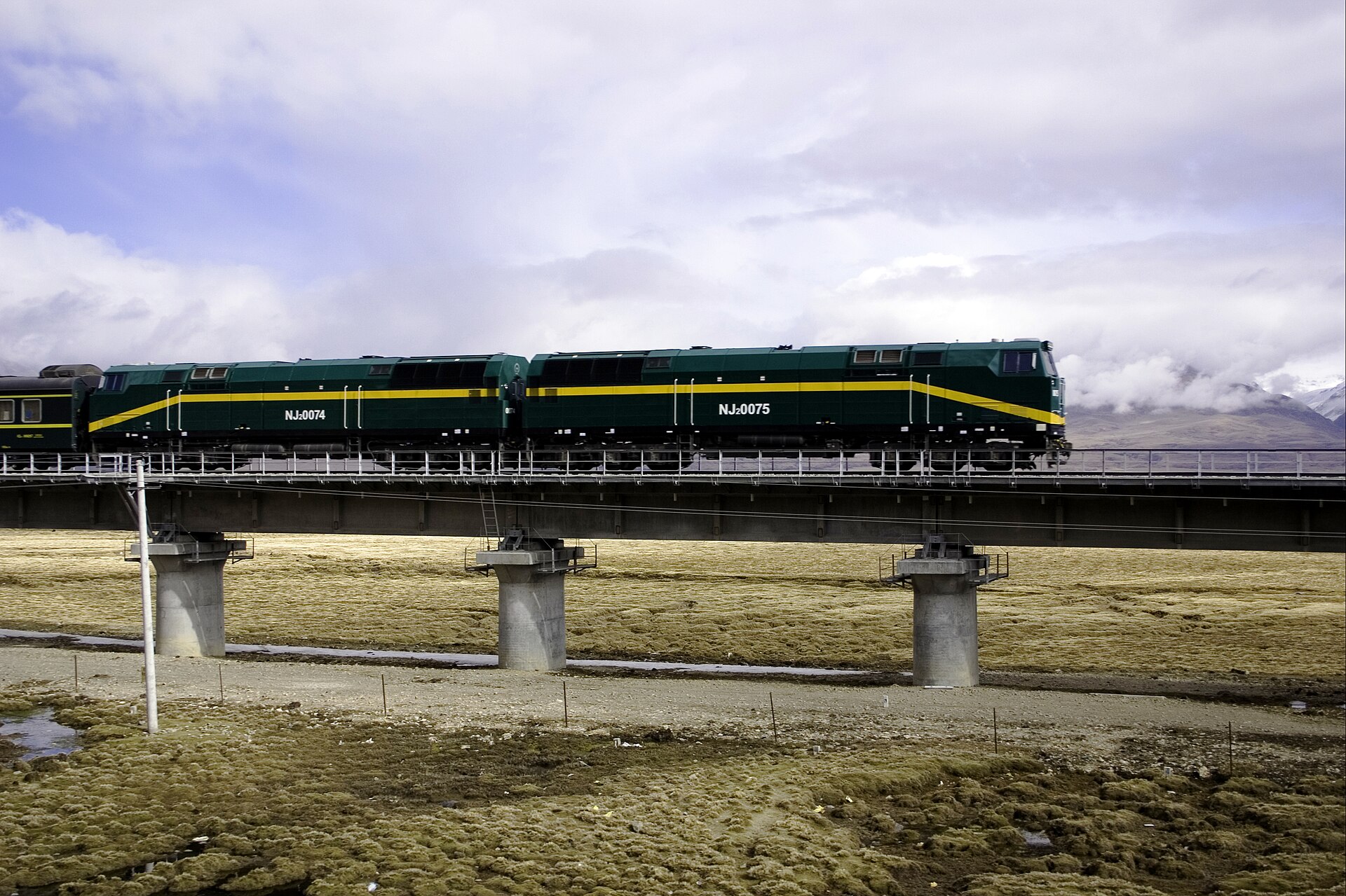 NJ2-0074 and 0075 on Qinghai-Tibet Railway
