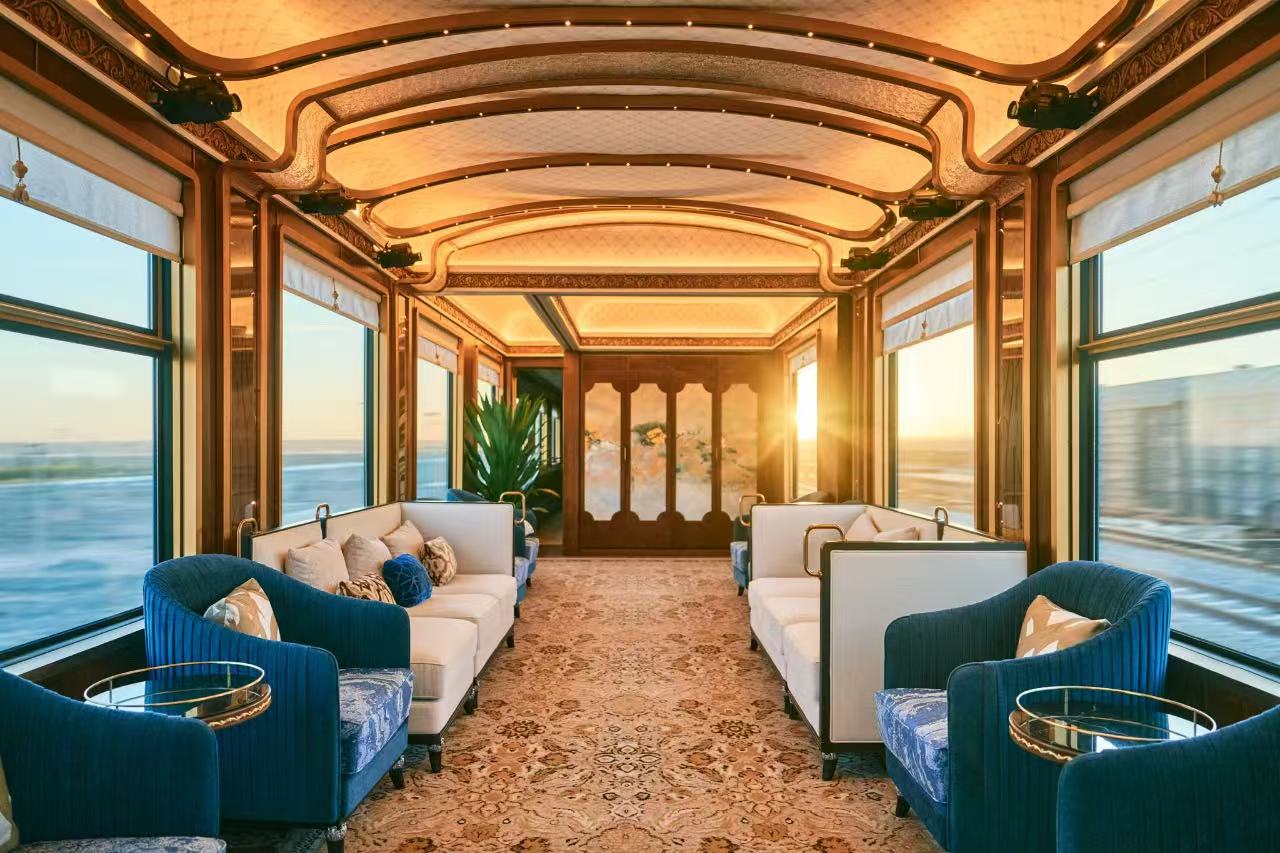 Observation carriage with panoramic windows
